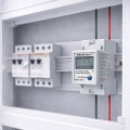 Qoltec Jednofazowy elektroniczny licznik zużycia energii na szynę DIN | RESET | licznik okresowy i stały | 230V | 60A | LCD | LED | 2P
